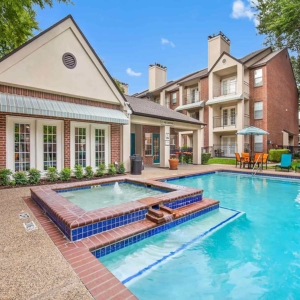 Hot tub and pool at Tonti Lakeside